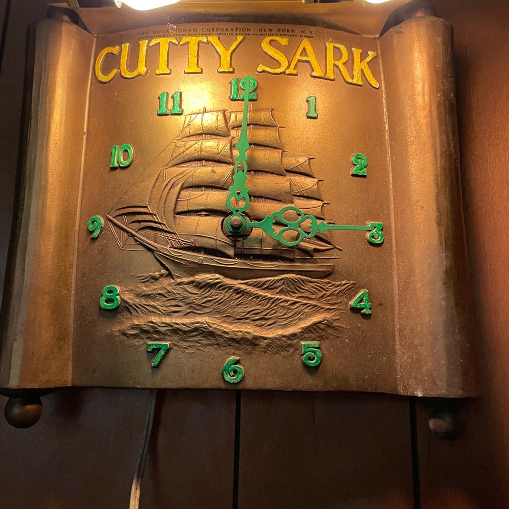 COLLECTABLE VINTAGE 1940s Cutty Sark Scotch Whiskey Electric Clock